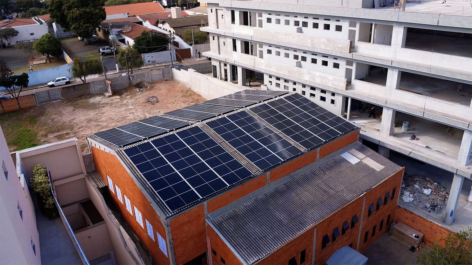 Sistema fotovoltaico em telhado de edificação urbana